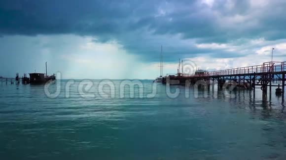 暴风雨般的海景视频的预览图