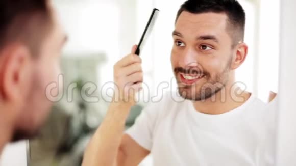 快乐男人用梳子梳头视频的预览图