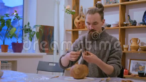 专业男陶器制作陶瓷壶视频的预览图