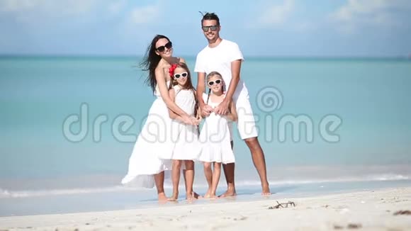 在加勒比海海滩度假的白人家庭视频的预览图