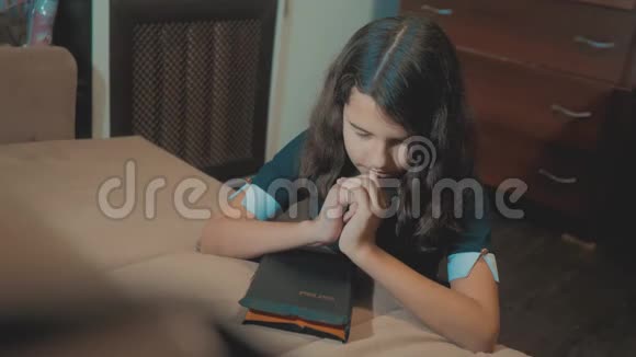 小女孩圣经祈祷圣经生活在她的手中天主教神圣的圣经儿童和视频的预览图