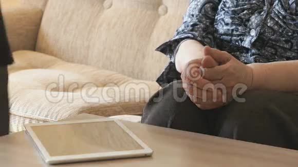 女人握着一个老女人皱皱的手视频的预览图