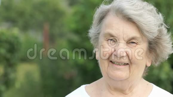 户外微笑的成熟老年妇女肖像视频的预览图