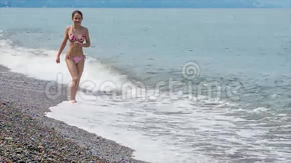 在海滨跑步的小女孩视频的预览图