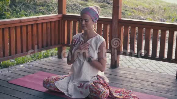 做瑜伽练习的女人视频的预览图