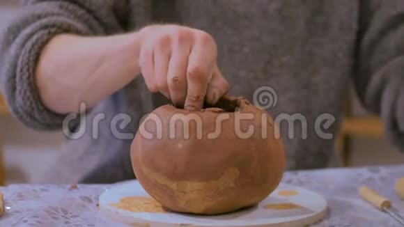 专业男陶器制作陶瓷壶视频的预览图