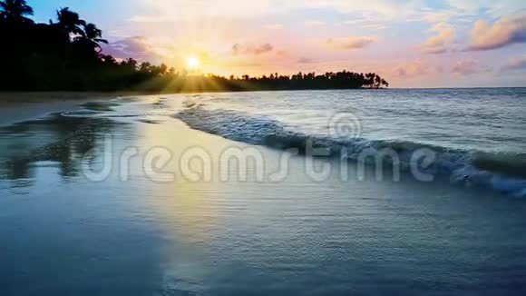 热带海滩上五彩缤纷的日落美丽的天空日落在海洋上视频的预览图