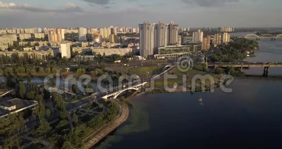 KievUKRAINEDrone飞越Dnieper河Patona桥视频的预览图