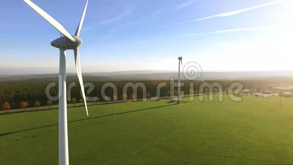 夏季风力涡轮机和农田视频的预览图