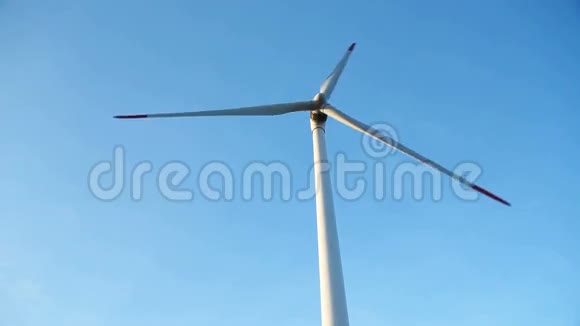 能源风力涡轮机在天空视频的预览图