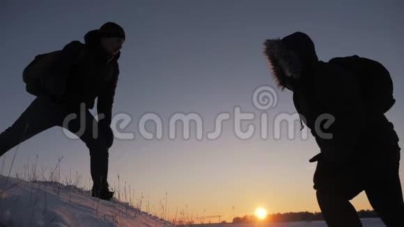 团队合作商务旅行理念两个徒步旅行者冬季雪游客登山到山顶克服困难视频的预览图