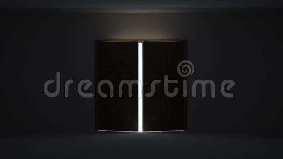 一扇通向明亮光线的黑暗房间的门视频的预览图