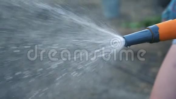 园艺园林护理理念泼水慢动作视频女人拿着花园生活方式软管浇水视频的预览图