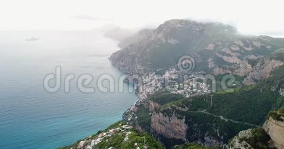 意大利阿马尔菲海岸上空的山脉飞行视频的预览图