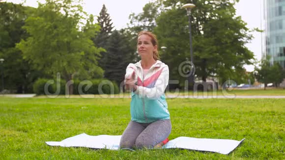 女子在公园练习瑜伽垫视频的预览图