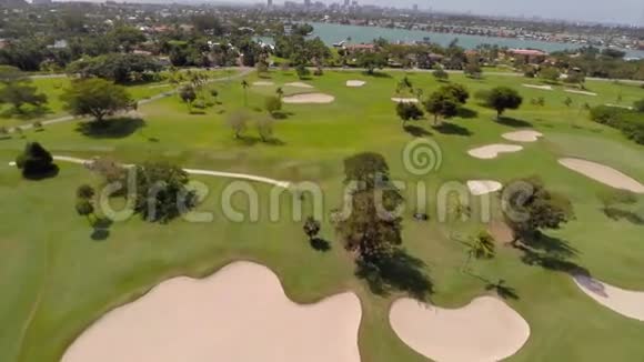 印度溪高尔夫球场空中录像视频的预览图