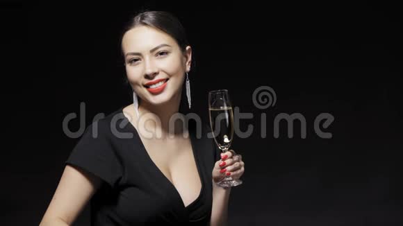 带着香槟开心微笑的女人视频的预览图