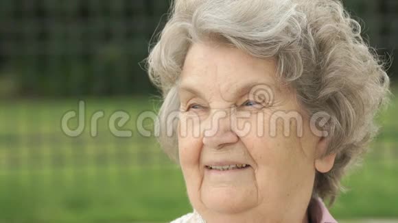 户外微笑的成熟老妇人画像视频的预览图