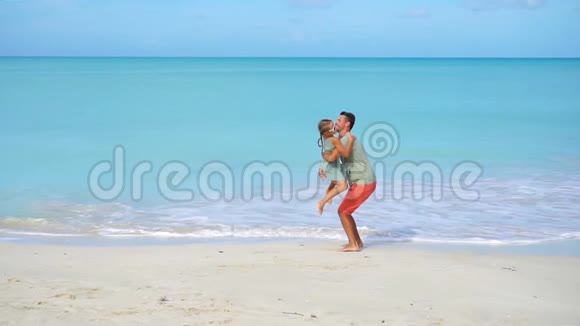 小女孩和快乐爸爸在海滩度假期间玩得很开心视频的预览图