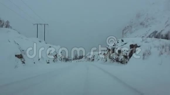 挪威暴风雪期间在E10开车视频的预览图