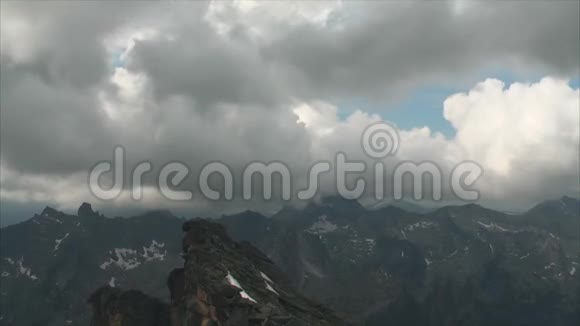 山峰上的云视频的预览图