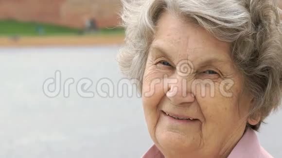 户外微笑的成熟老妇人画像视频的预览图