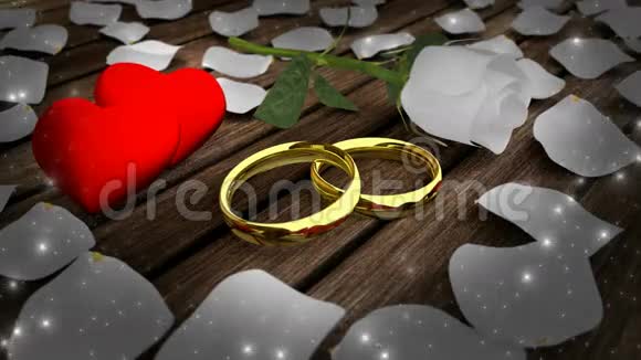 金色的戒指和白色的玫瑰花瓣视频的预览图