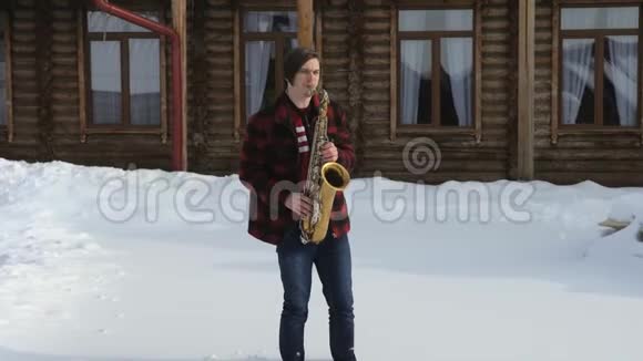 萨克斯演奏家在冬天演奏萨克斯管视频的预览图