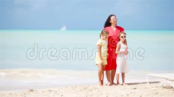 有两个孩子的母亲享受海滩度假视频的预览图