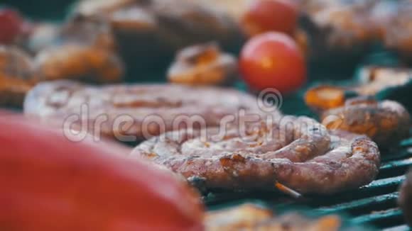 在烧烤上准备肉类和蔬菜慢动作视频的预览图