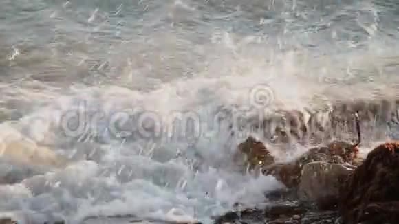 海浪正在与海岸上的岩石搏斗视频的预览图