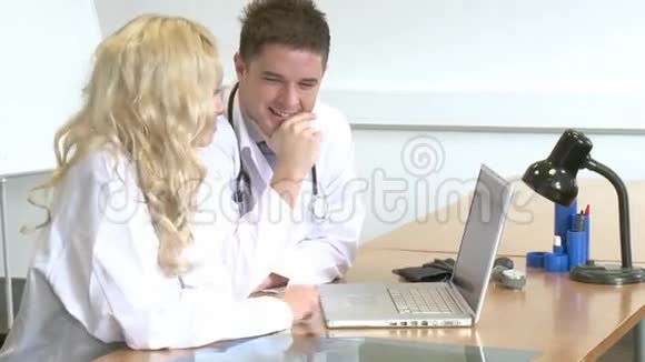 医生在工作视频的预览图