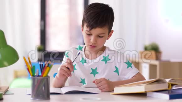 男孩在家写笔记本视频的预览图