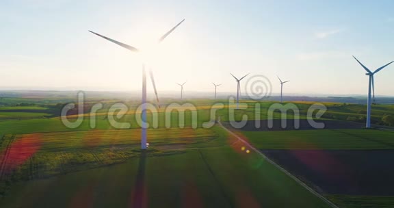 农村有农田和风力涡轮机视频的预览图