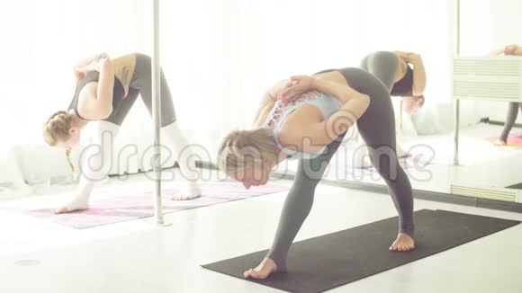 两个女人在工作室做瑜伽视频的预览图