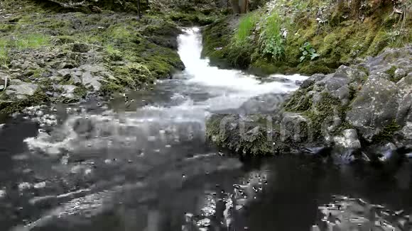 小山涧上的梯级流水正在大裂缝中流淌视频的预览图