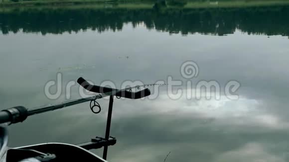 河上的钓鱼竿捕鱼设备钓竿等鱼视频的预览图