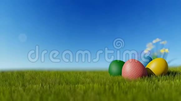 蓝天上绿色草地上五颜六色的复活节彩蛋视频的预览图