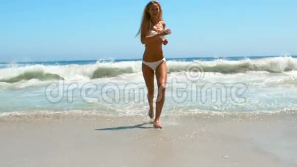 女人在海滩上跳跃视频的预览图