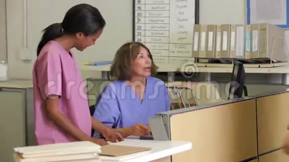 医生与护士站护士讨论视频的预览图