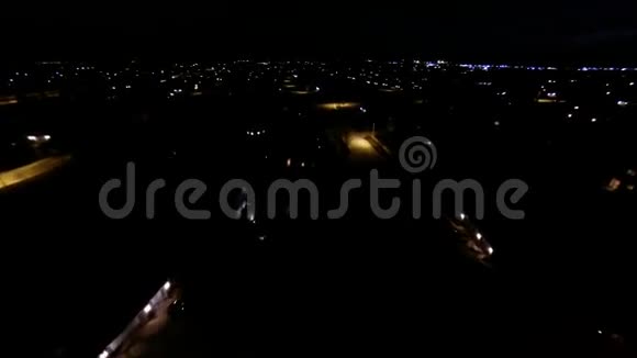 带路灯和屋顶的住宅区郊区的空中夜景视频的预览图