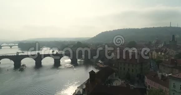 布拉格飞越城市上空俯视图查尔斯桥伏尔塔瓦河的俯视图视频的预览图