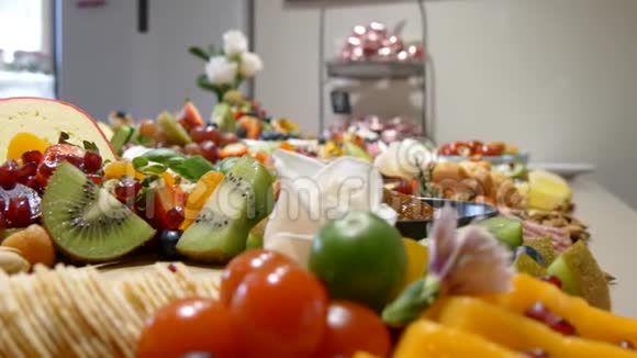 晚餐或婚宴上提供美味的食物视频的预览图