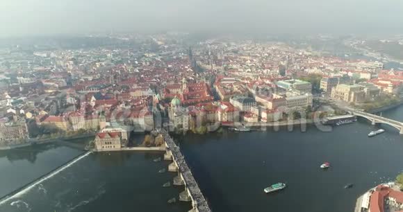 从上面俯瞰布拉格城堡的全景从上面俯瞰布拉格城景查尔斯视频的预览图