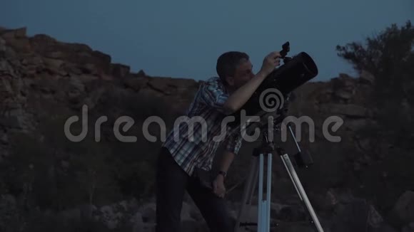 人们在黎明时使用望远镜视频的预览图
