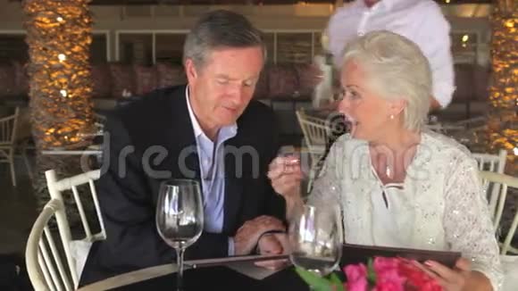 高级夫妇在餐厅享用美食视频的预览图