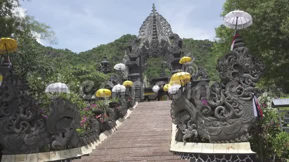 印尼巴厘岛寺庙阳光明媚视频的预览图