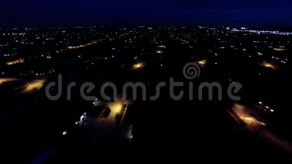 带路灯和屋顶的住宅区郊区的空中夜景视频的预览图
