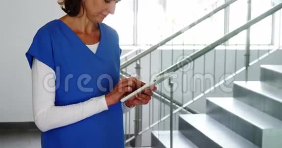 护士使用数字平板电脑视频的预览图