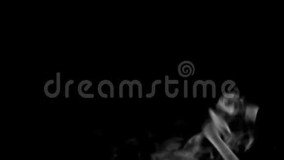 黑色背景上的白色烟雾视频的预览图